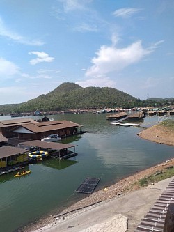 สถานที่พักผ่อนกลางแม่น้ำแคว ห้องพักอยู่กลางแม่น้ำ